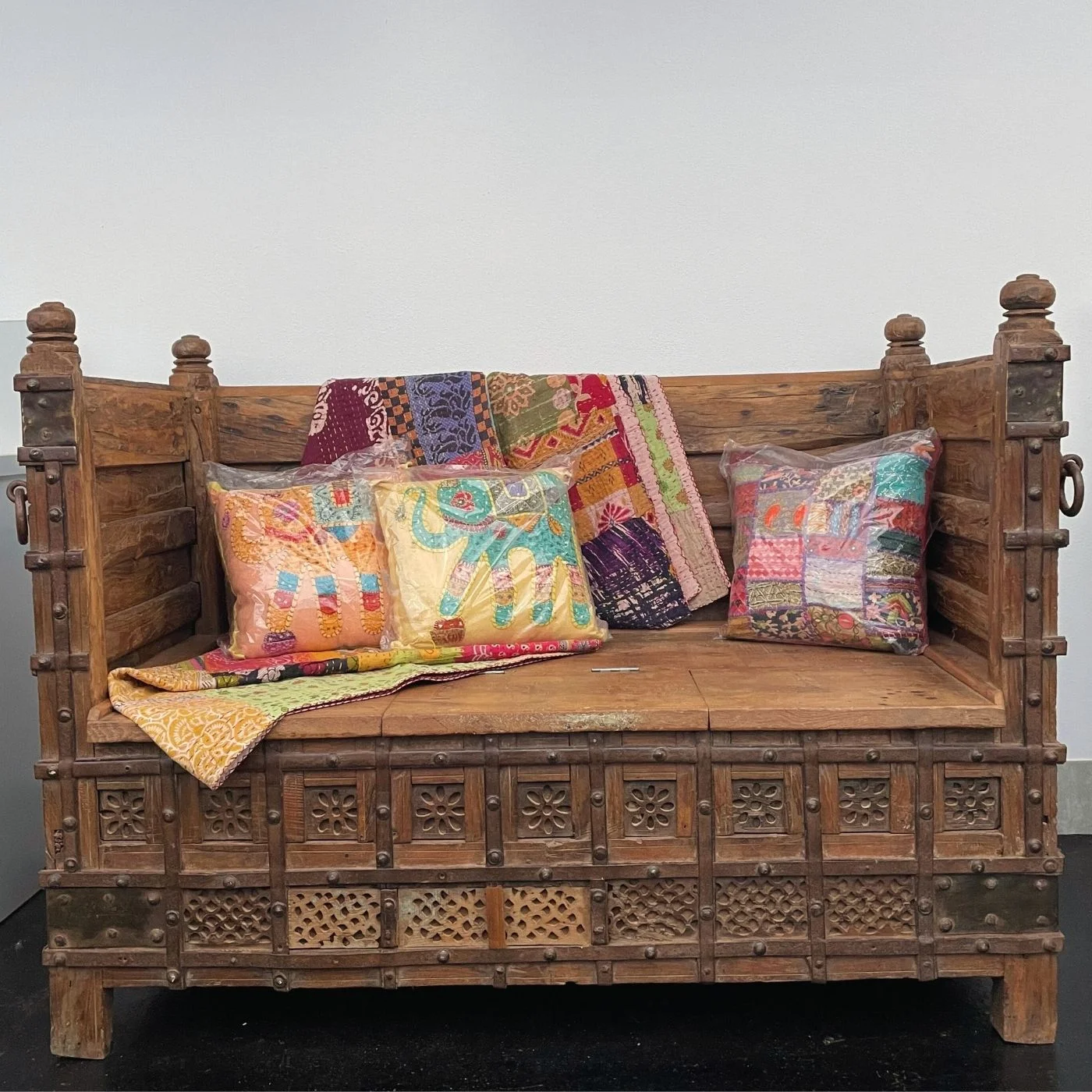 Holzbank mit Stauraum