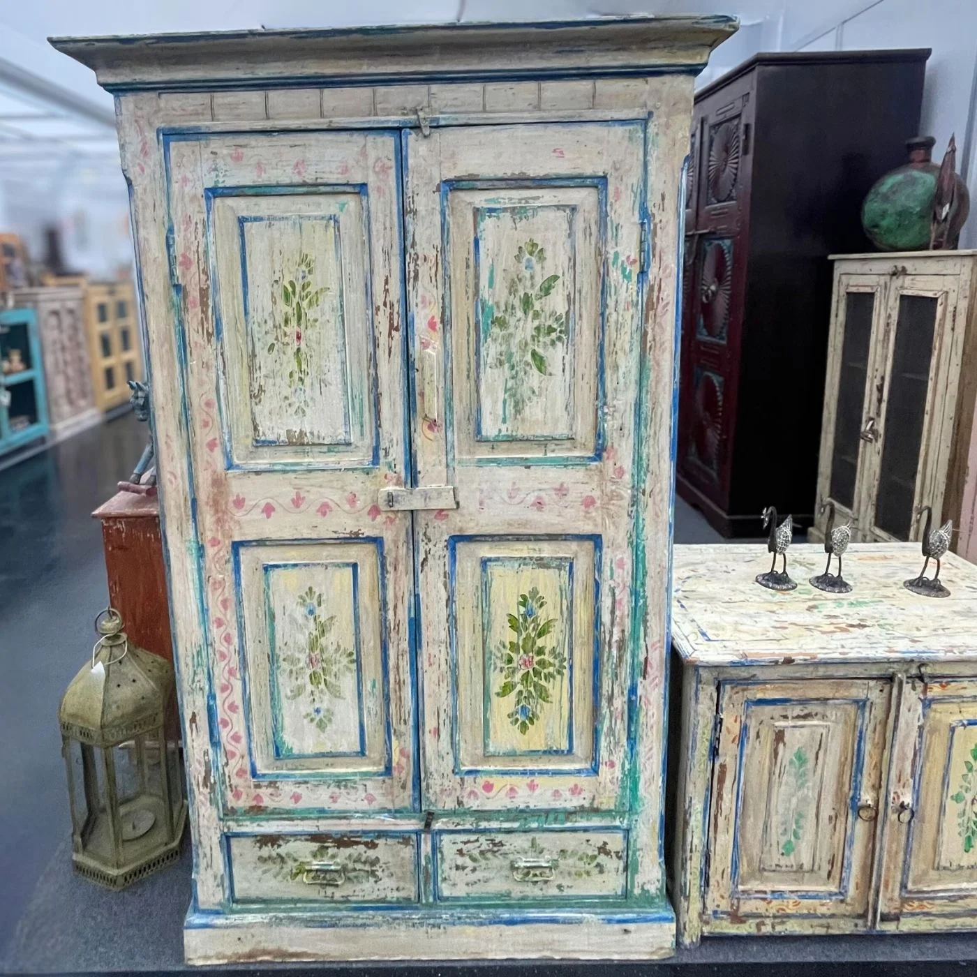 Bunter Holzschrank mit Blumendekor