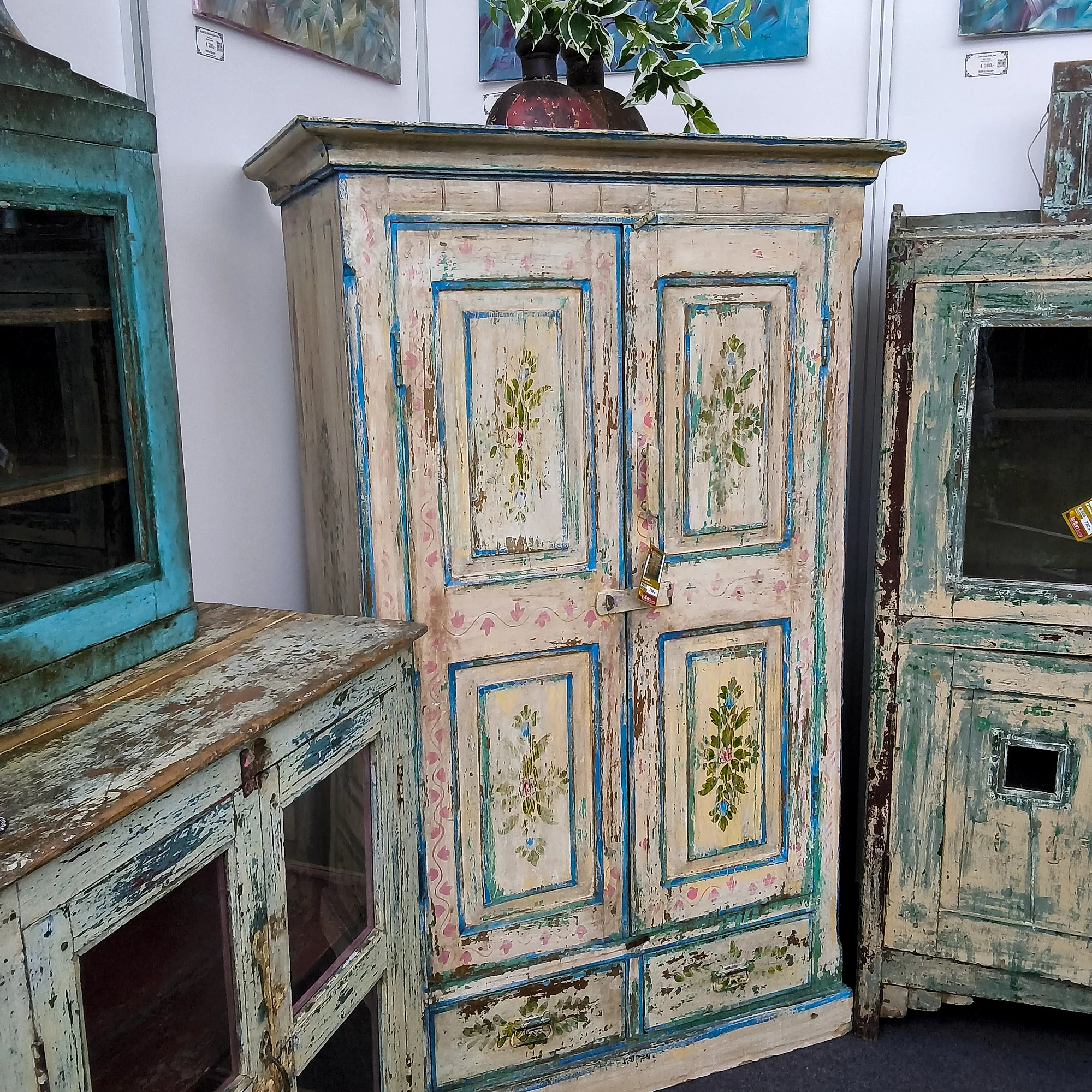 Bunter Holzschrank mit Blumendekor