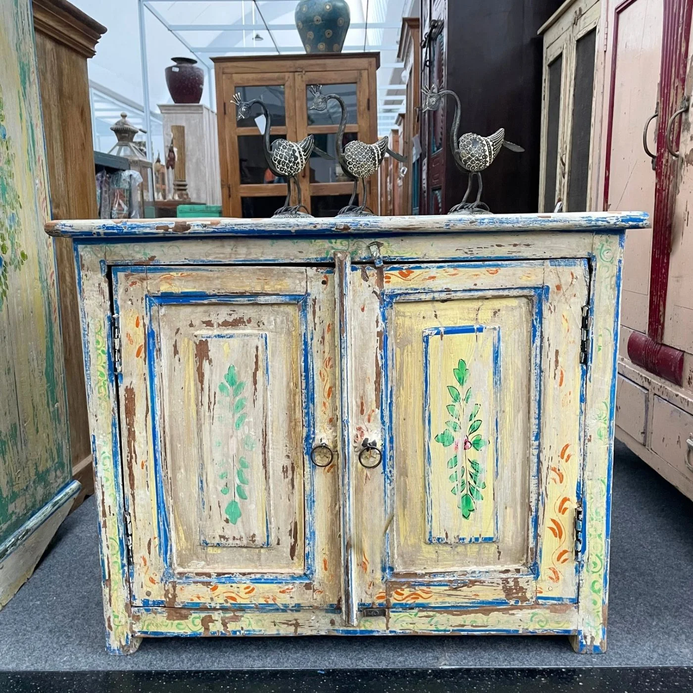 Kleiner Schrank mit Blumendekor