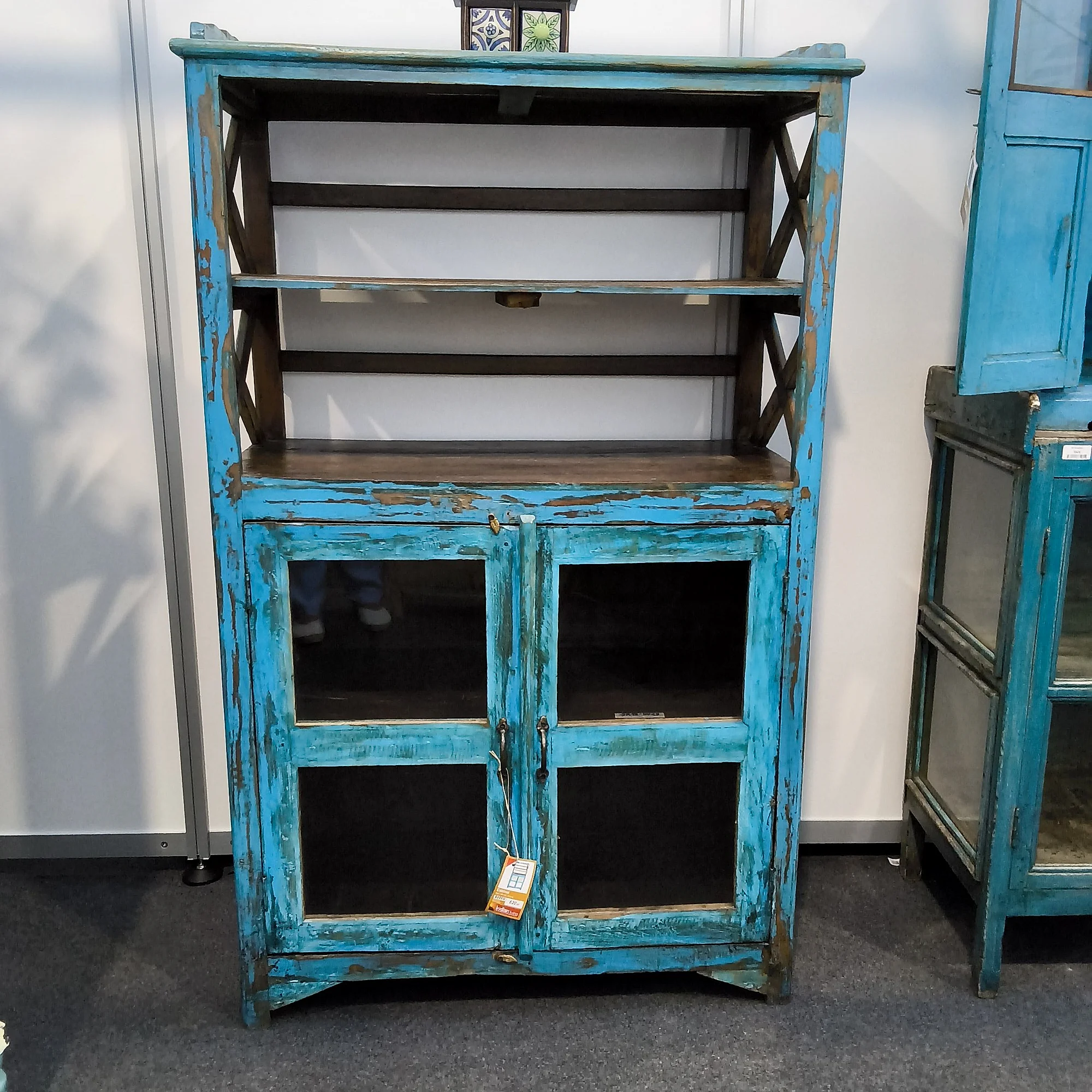 Buffetschrank mit Glastüren und offenen Regalböden