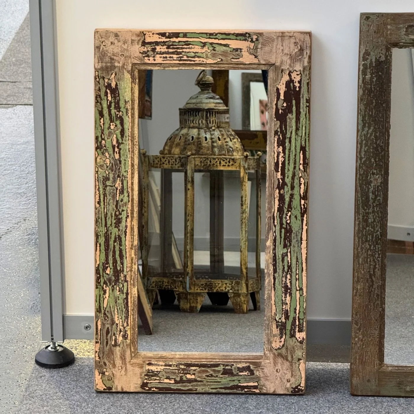 Spiegel in verschiedenen Farben und Größen Holz