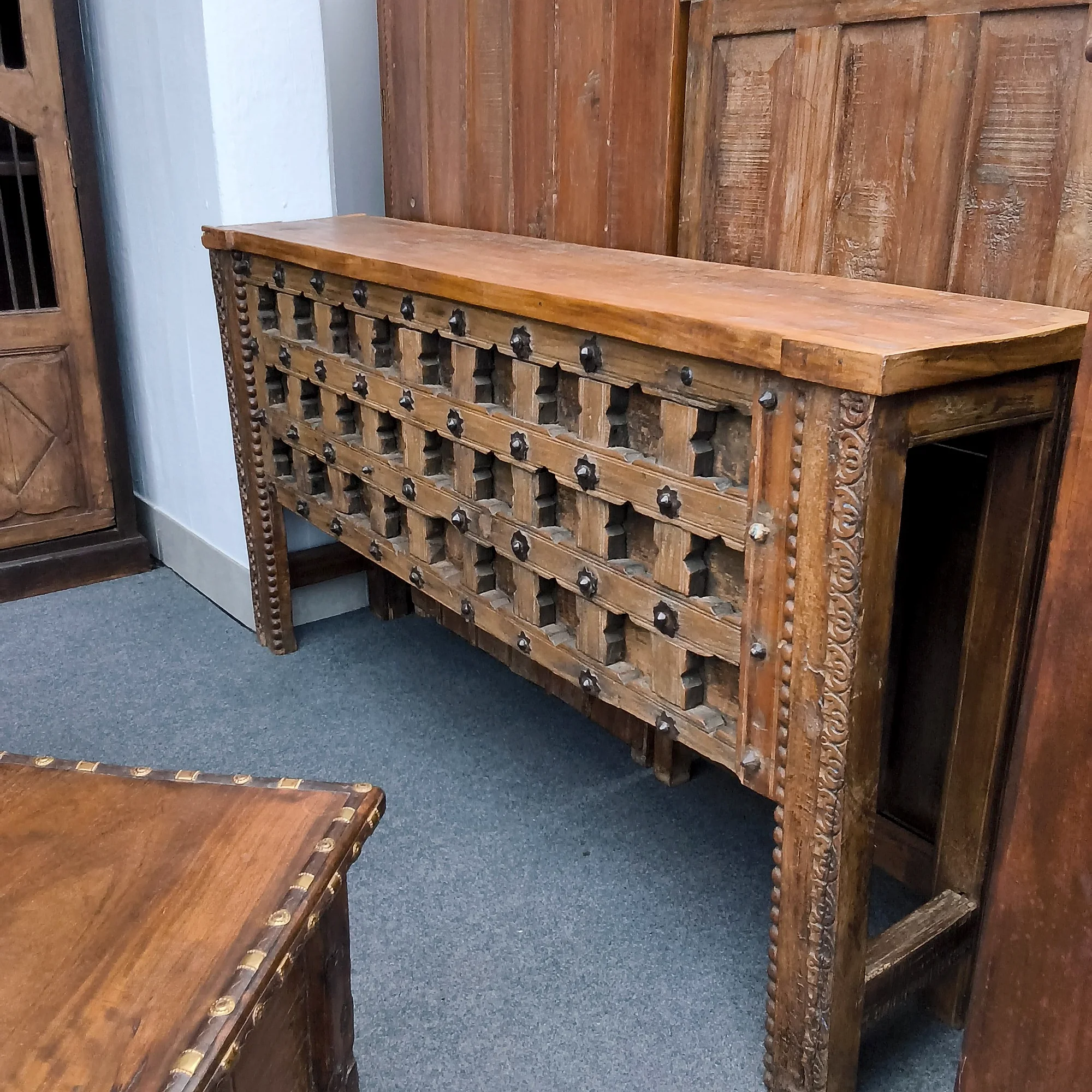 Massiver Konsolentisch aus Holz mit Schnitzfront