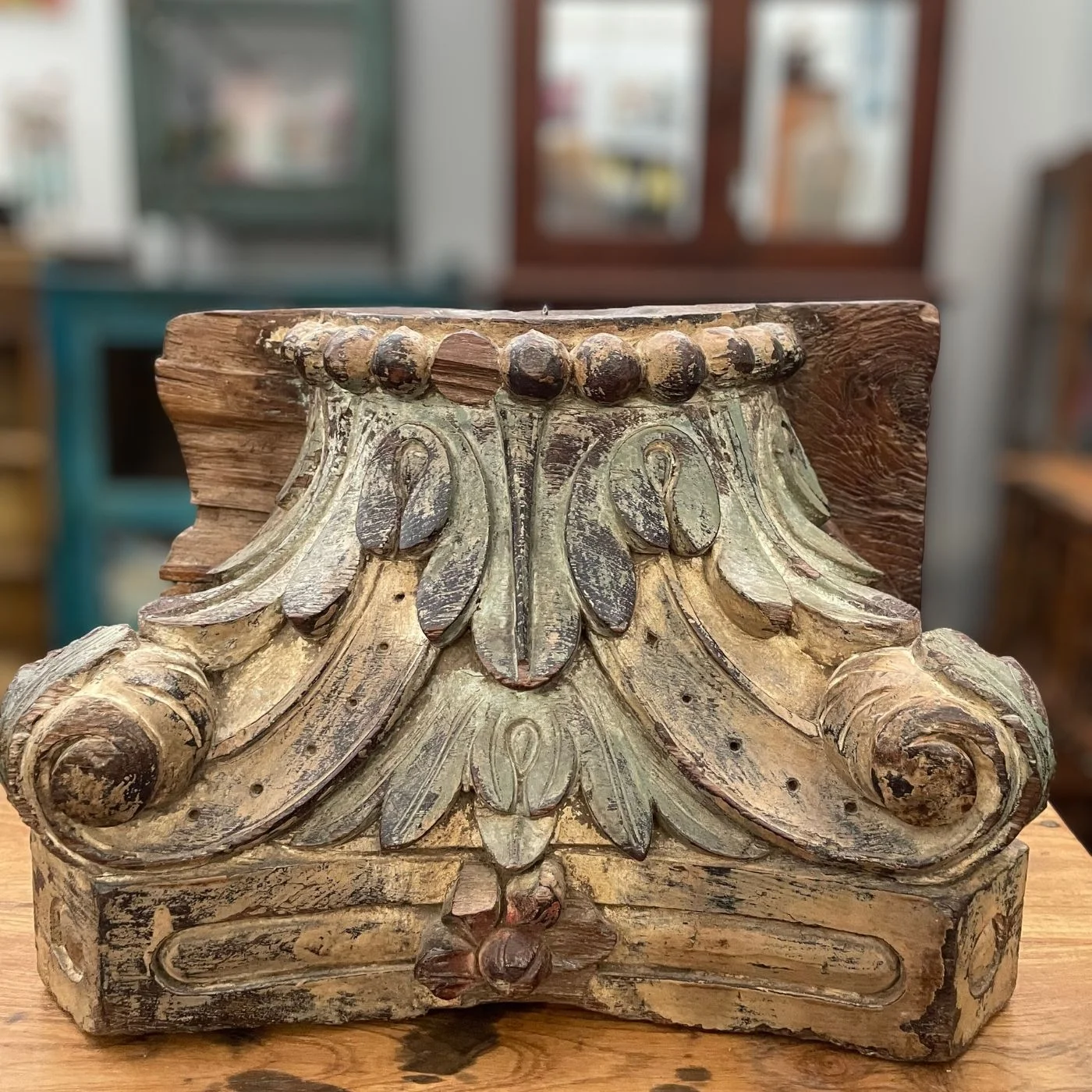 Massiver Wandkerzenhalter mit Patina