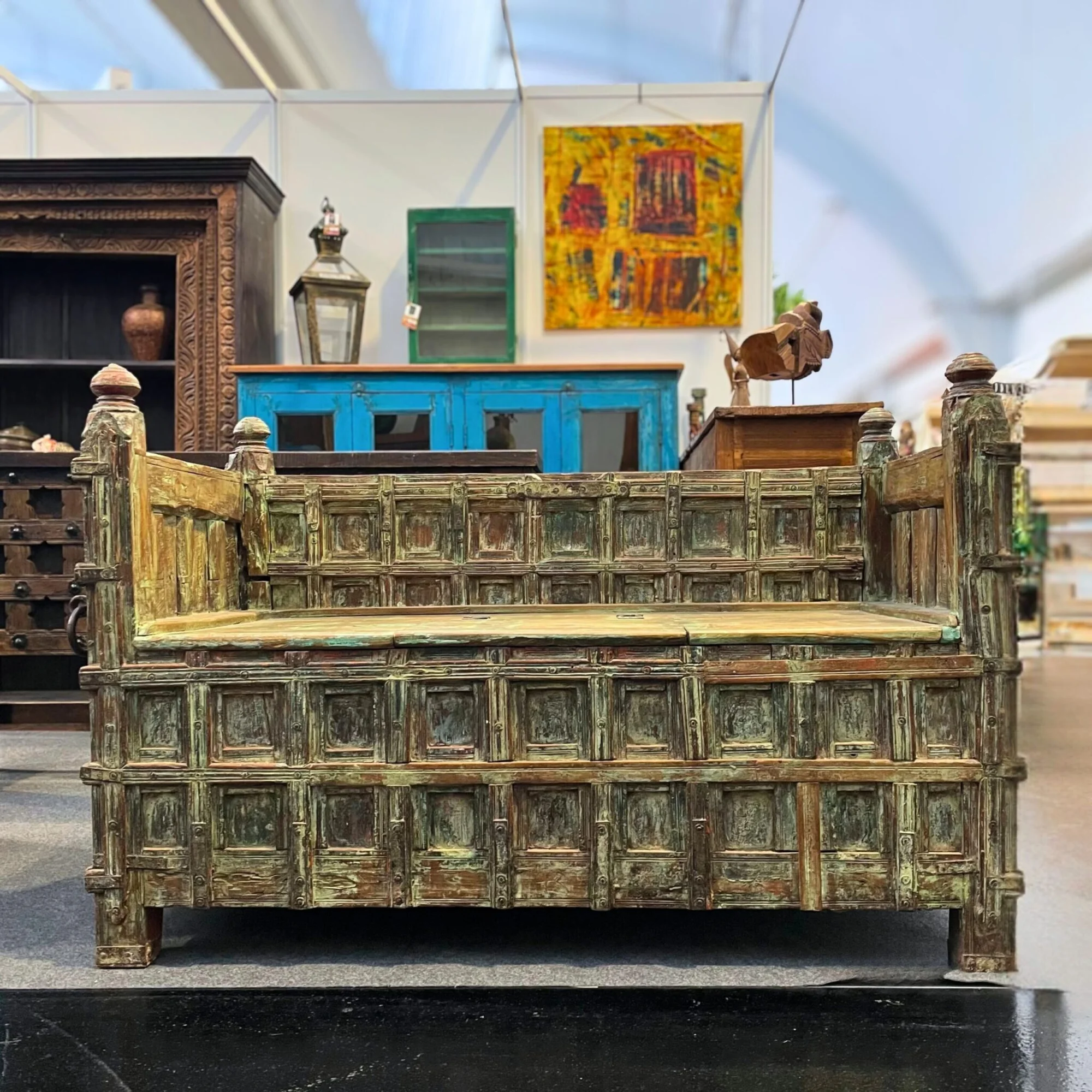 Rustikale Truhenbank mit aufklappbarer Sitzfläche