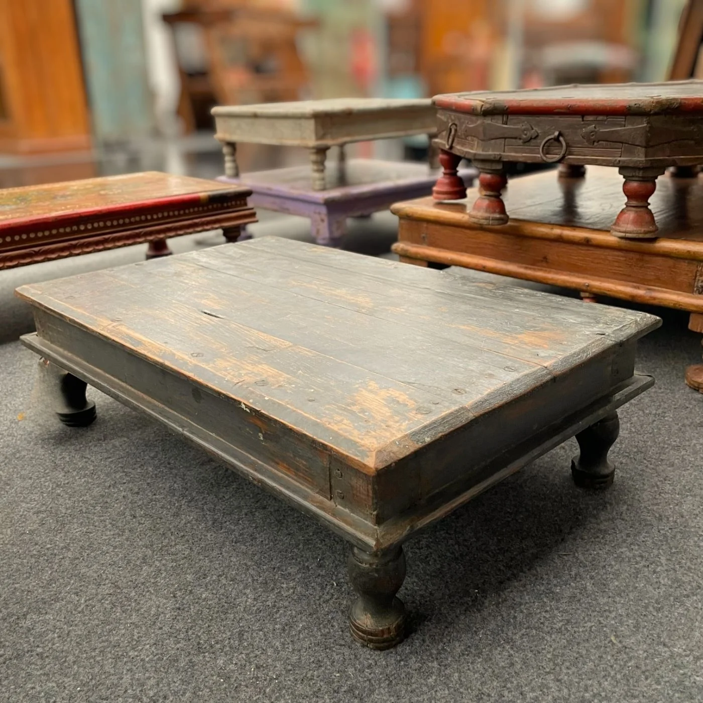 Bajot Tisch mit dunkler Patina