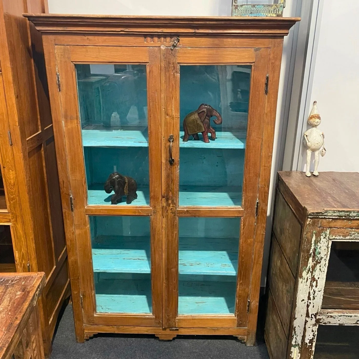 Vitrinenschrank mit Türkiz Innenraum