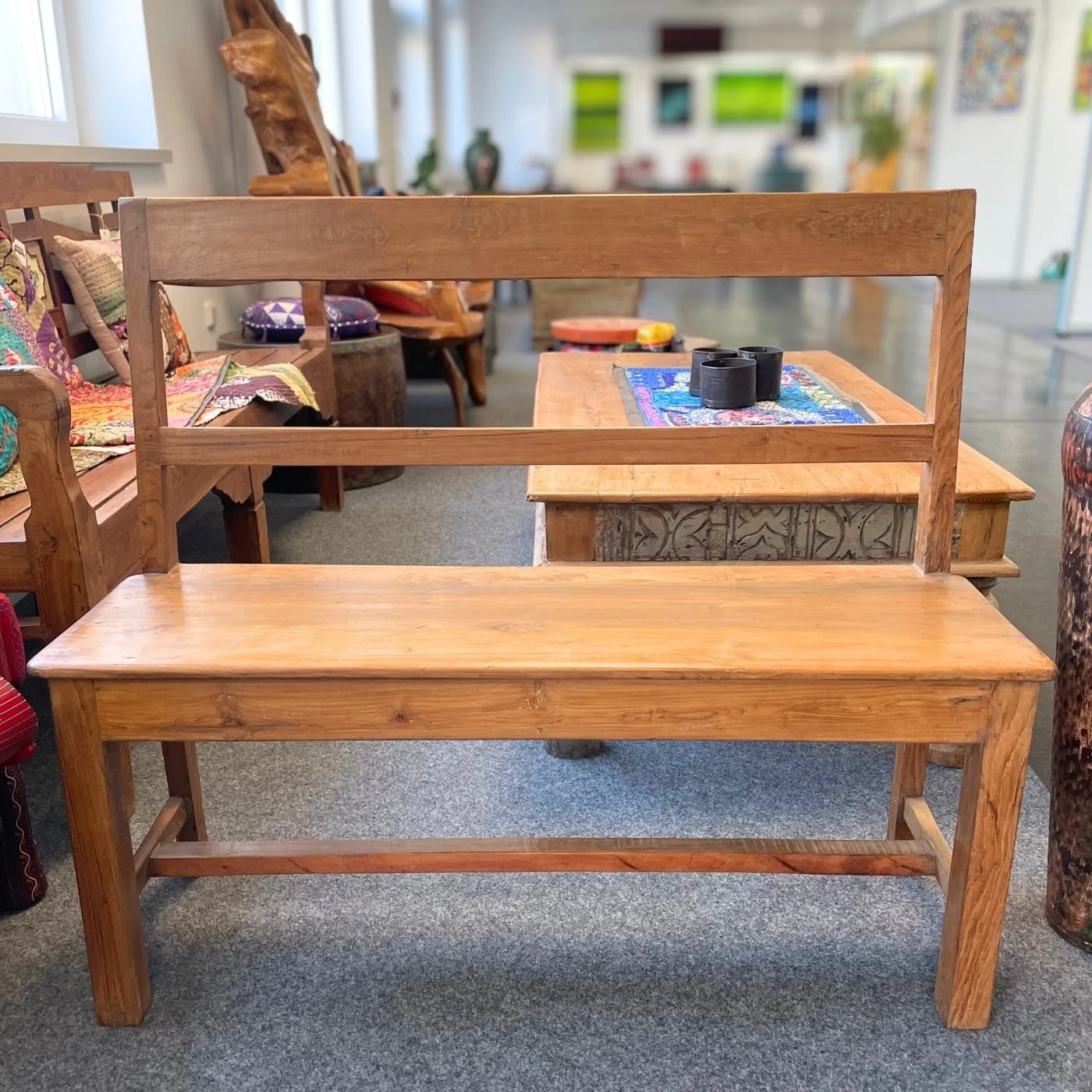 Schlichte Sitzbank aus Teakholz