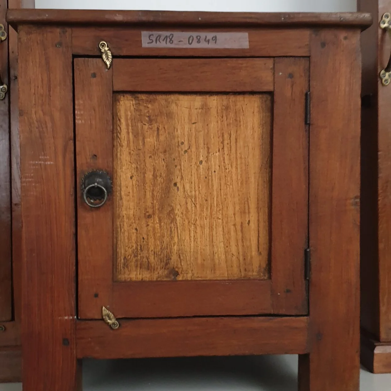 Nachtkästchen im Kolonialstil Holz