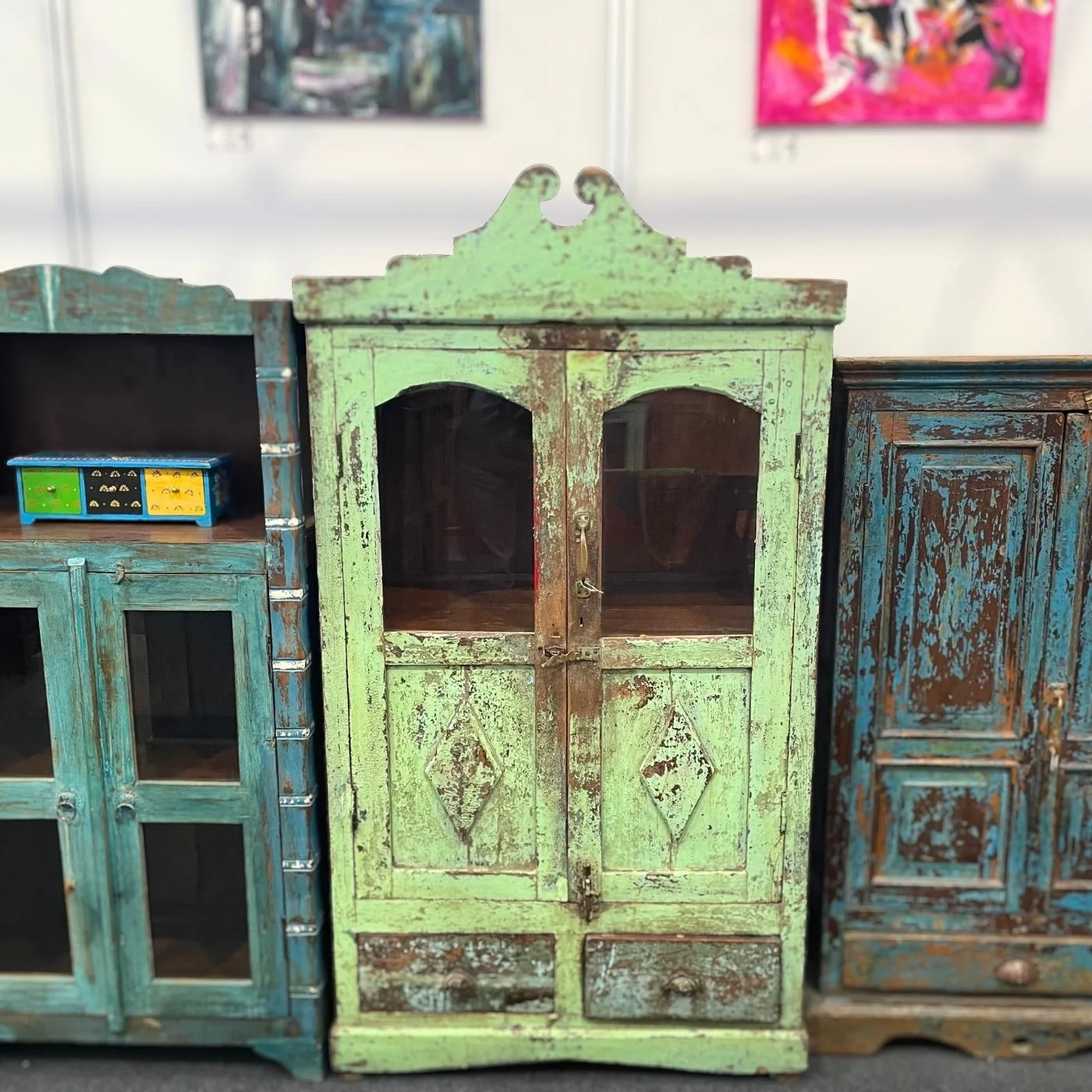 Vitrinenkabinett mit Schubladen