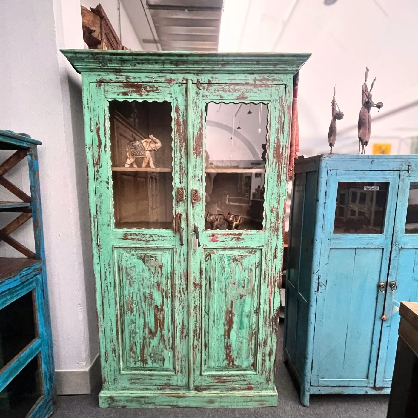 Almirah – Grüner Vitrinenschrank