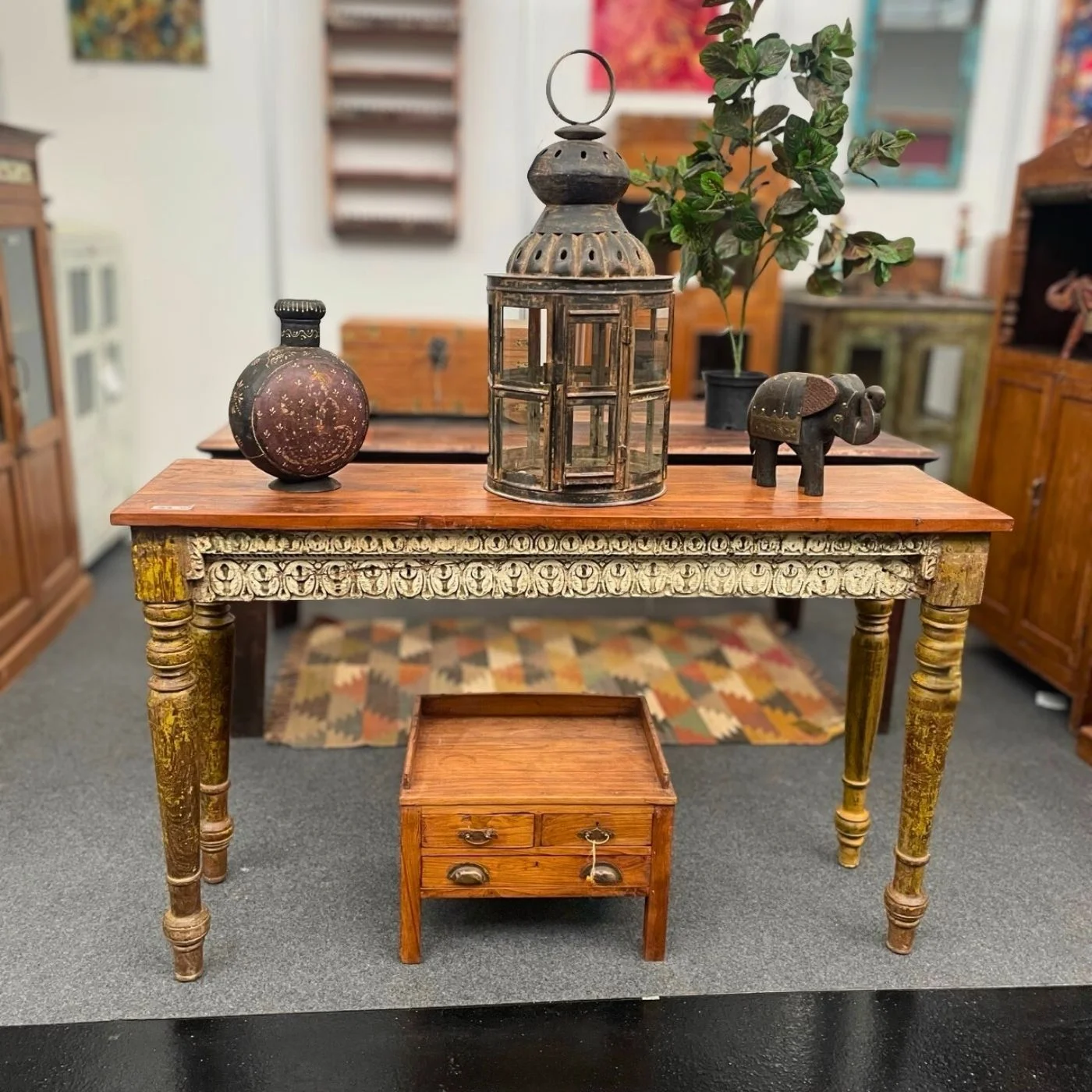 Konsolentisch mit  Schnitzerei