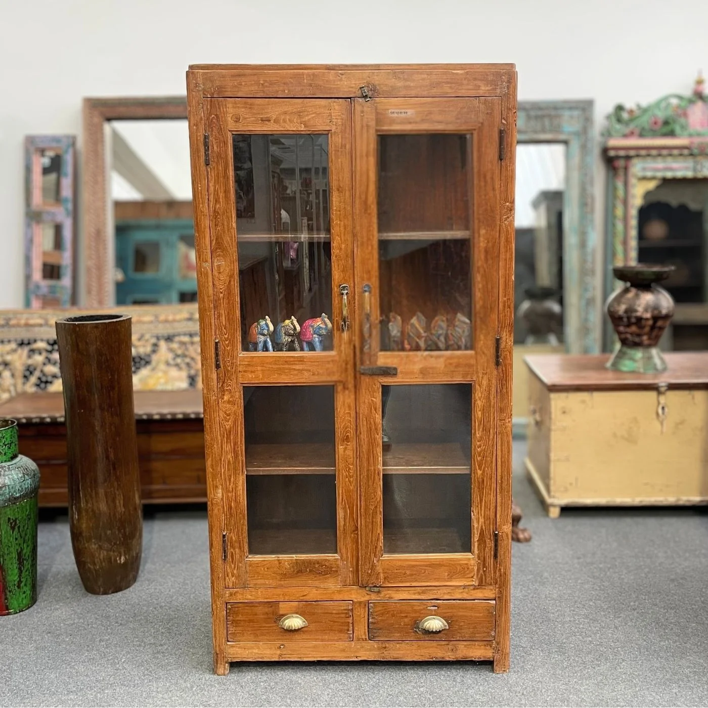 Vitrine mit  Schubladen