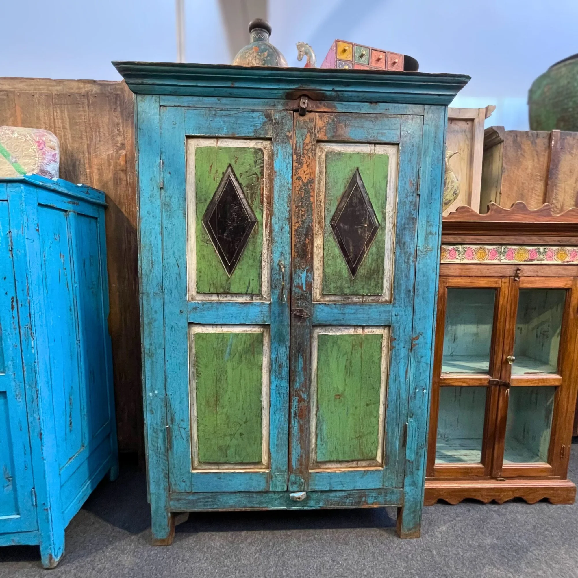 Holzschrank in Blau und Grün