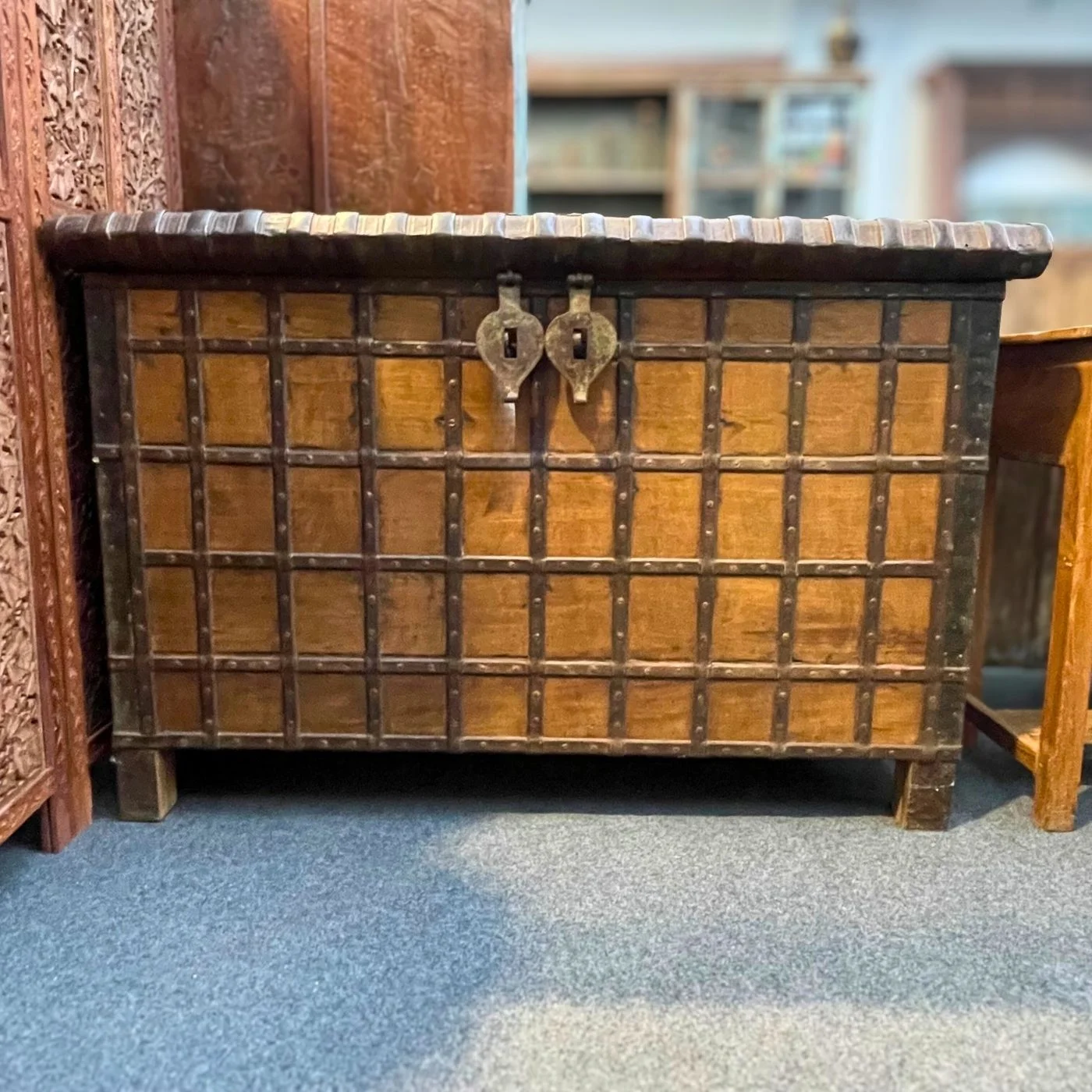 Truhe mit Metallverstärkungen und Schlossbeschlag