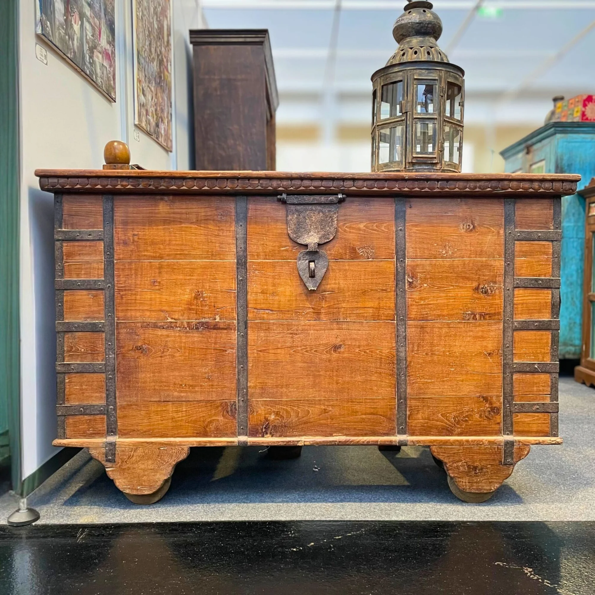 Rustikale Holztruhe mit Metallverstärkungen und Schlossbeschlag