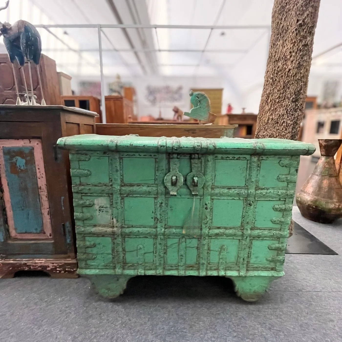 Antike Truhe mit Rollen und versteckten Fächern