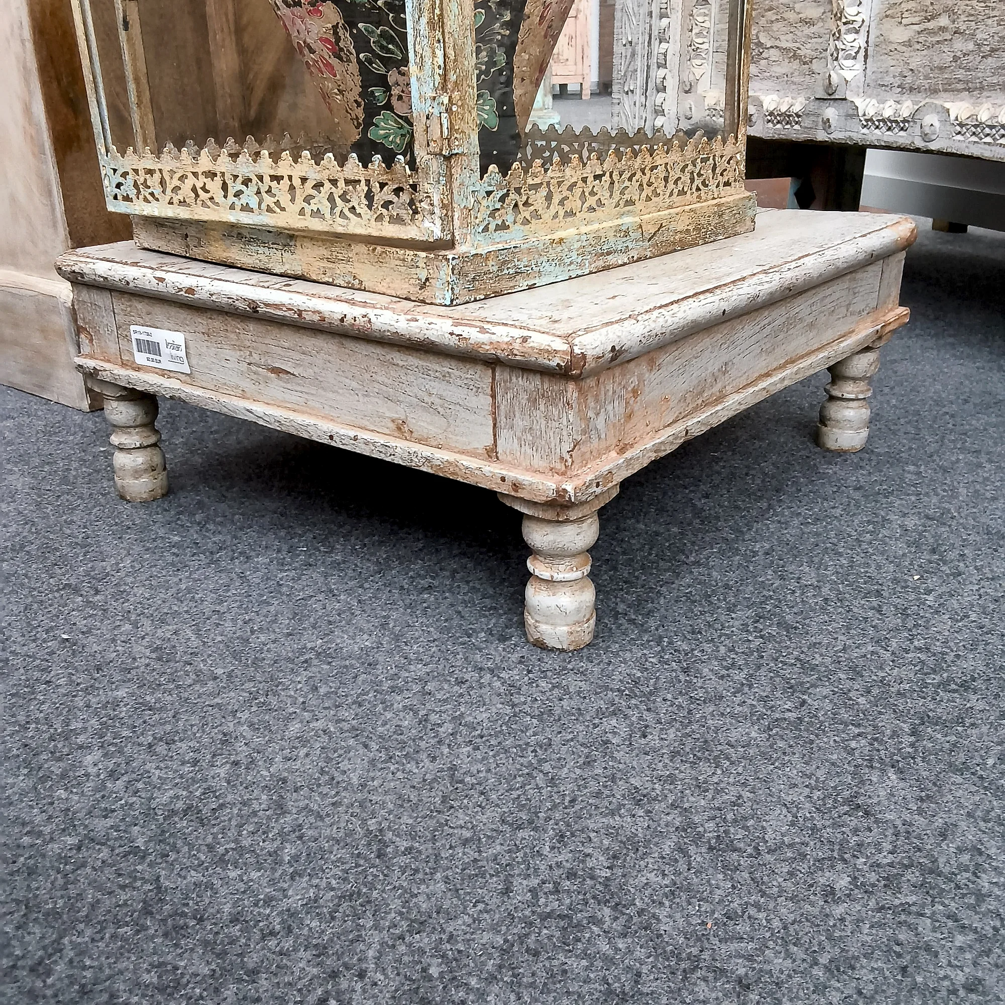 Schlichter Bodentisch aus Holz mit Patina