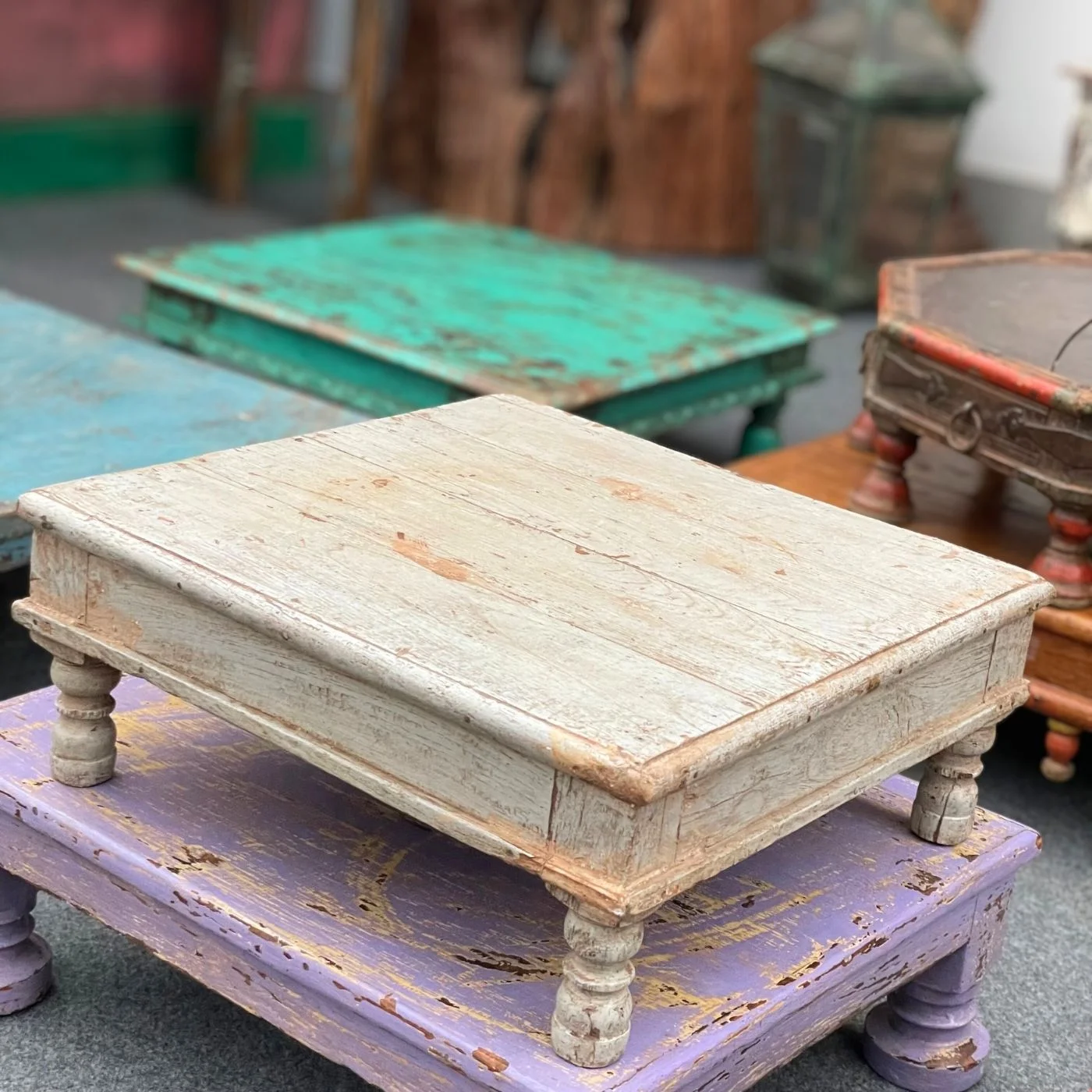 Schlichter Bodentisch aus Holz mit Patina