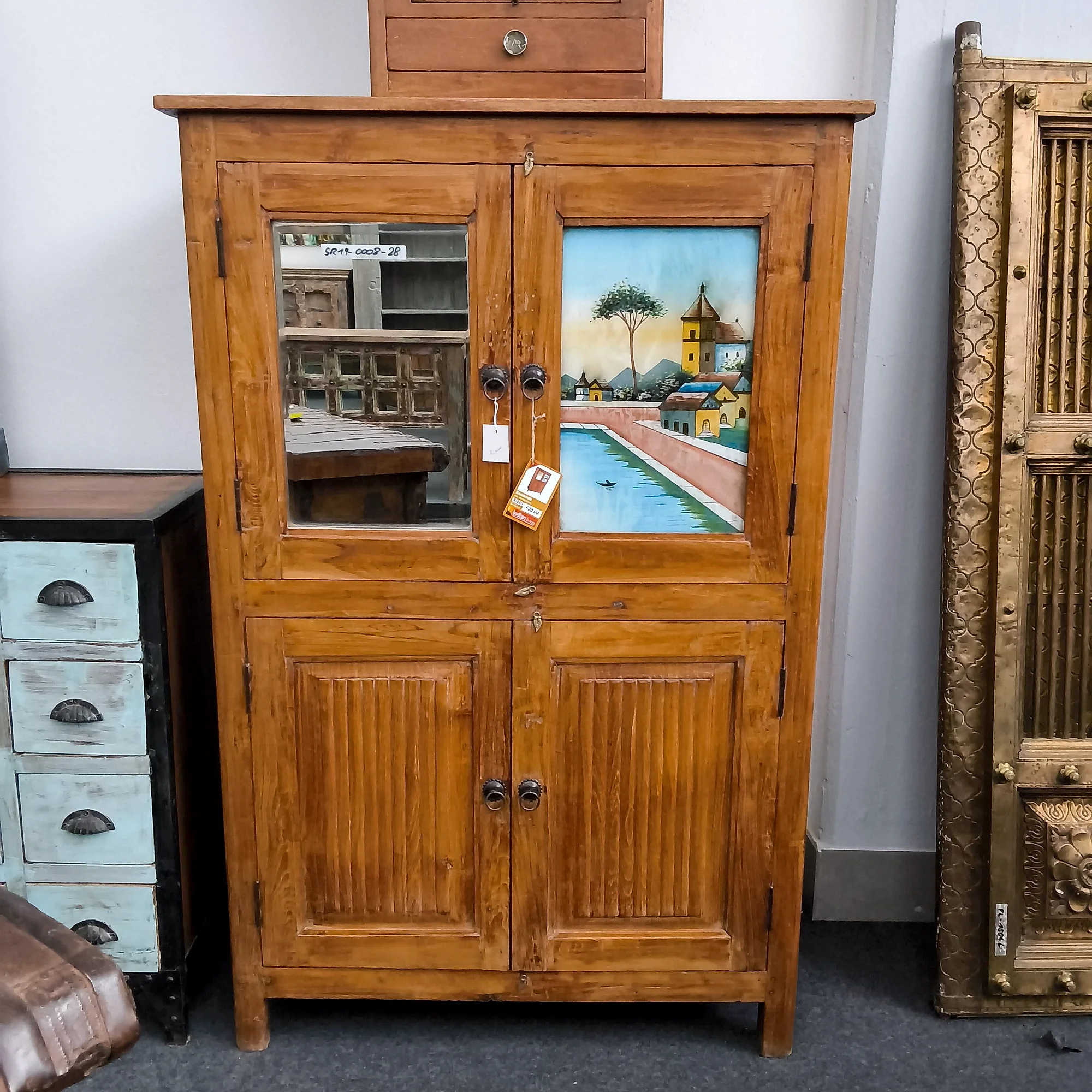 Schrank mit Glaskunst