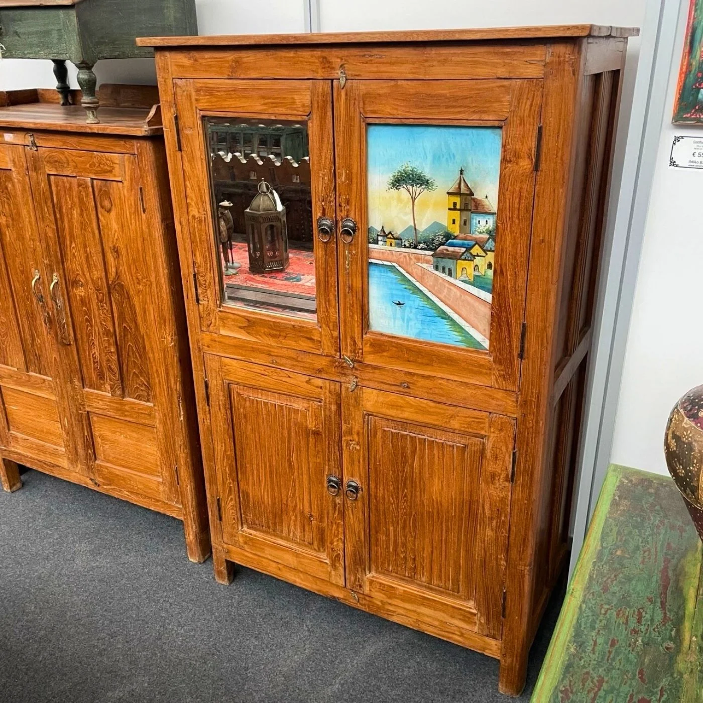 Schrank mit Glaskunst