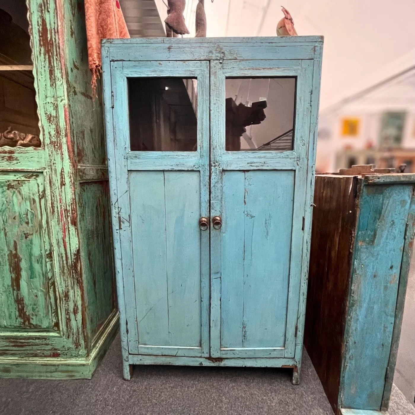 Kommode in Hellblau mit Glastüren