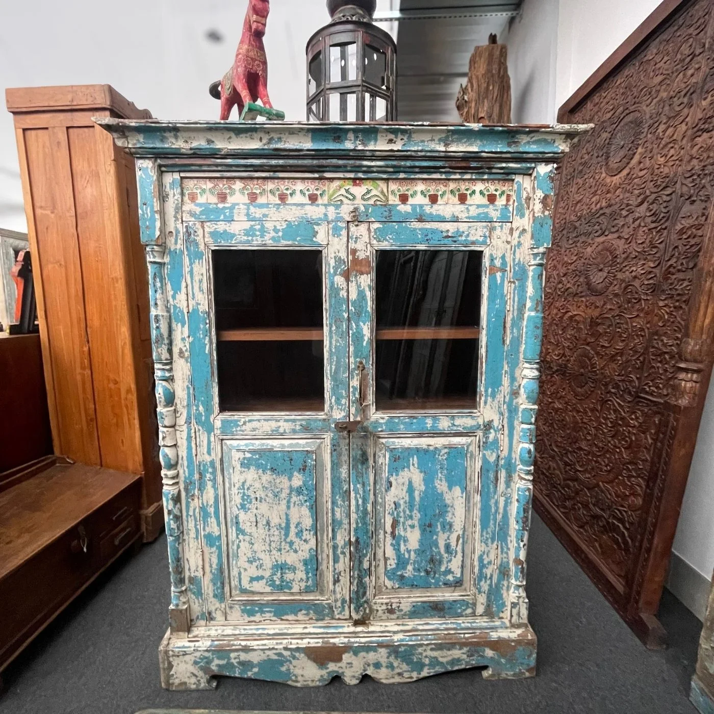 Vitrine Kommode mit Keramikfliesen