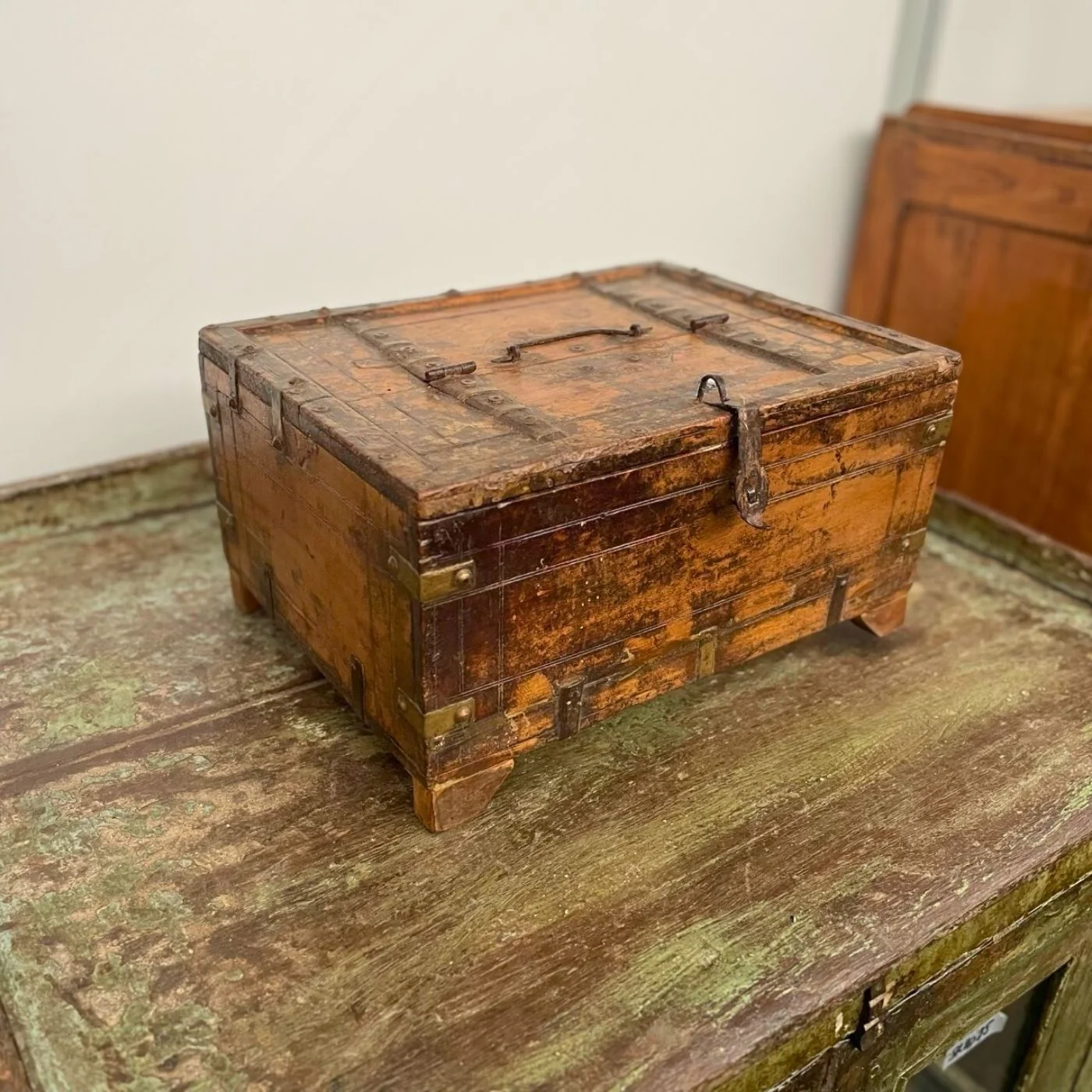 Handgeschnitzte Truhe