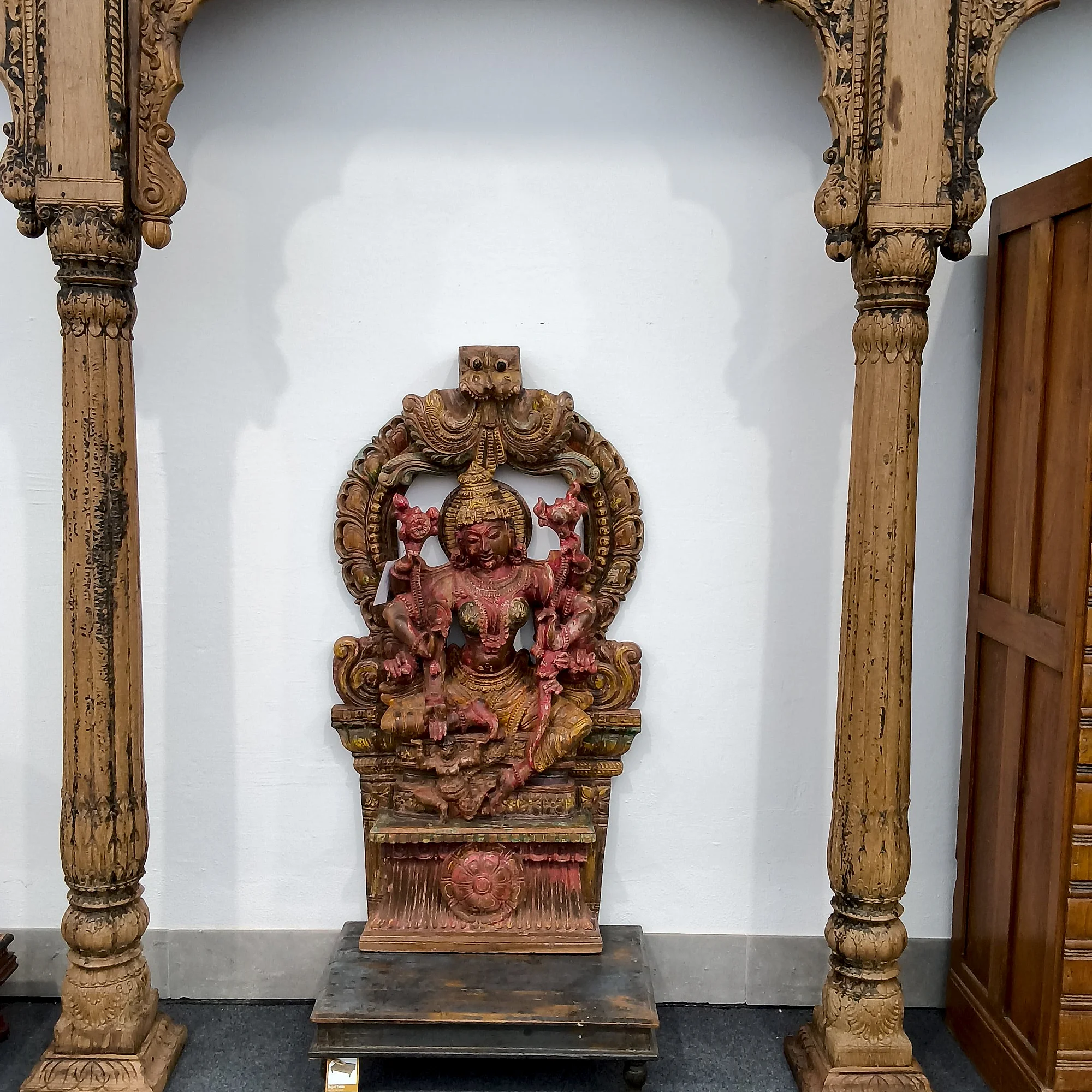 Große Lakshmi-Statue – kunstvoll geschnitzt