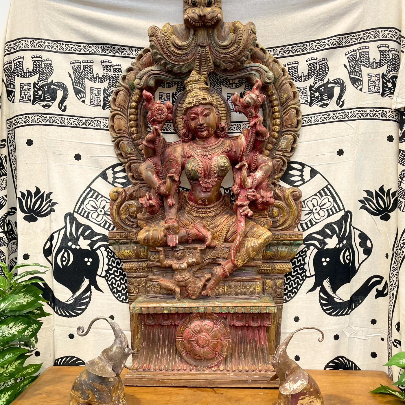 Große Lakshmi-Statue – kunstvoll geschnitzt