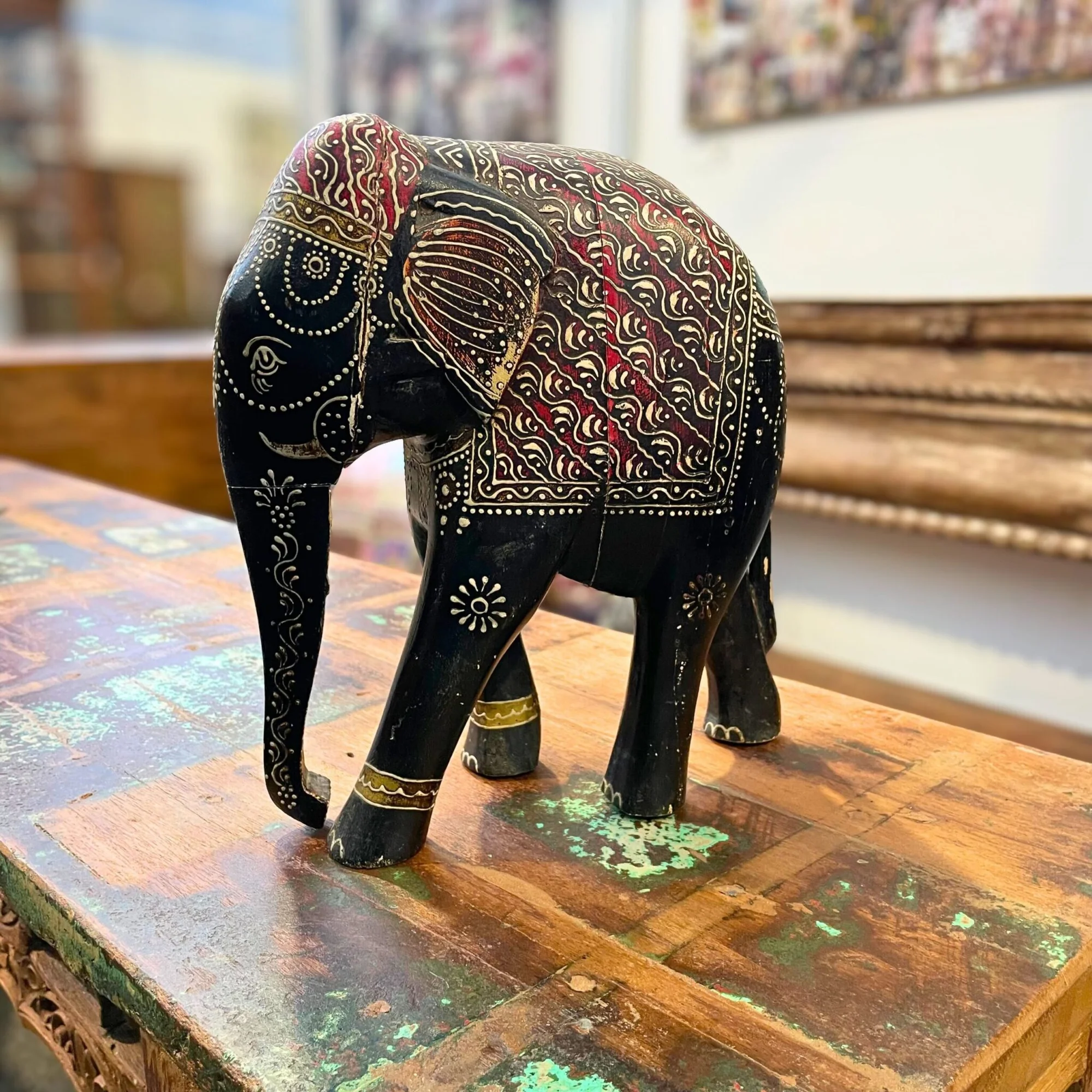 Holzelefant mit feinen Mustern und goldenen Verzierungen