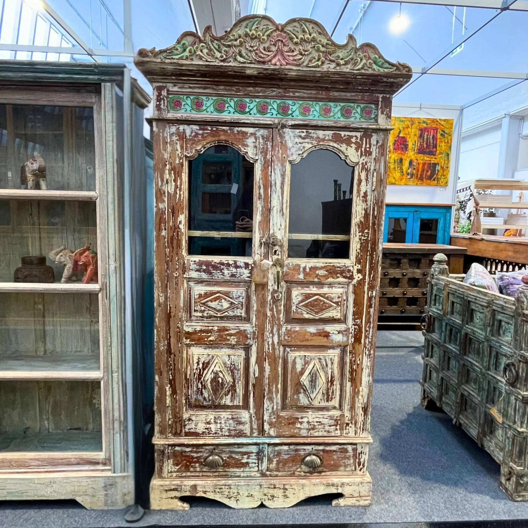 Verzierter Holzschrank mit Glas und Fliesen