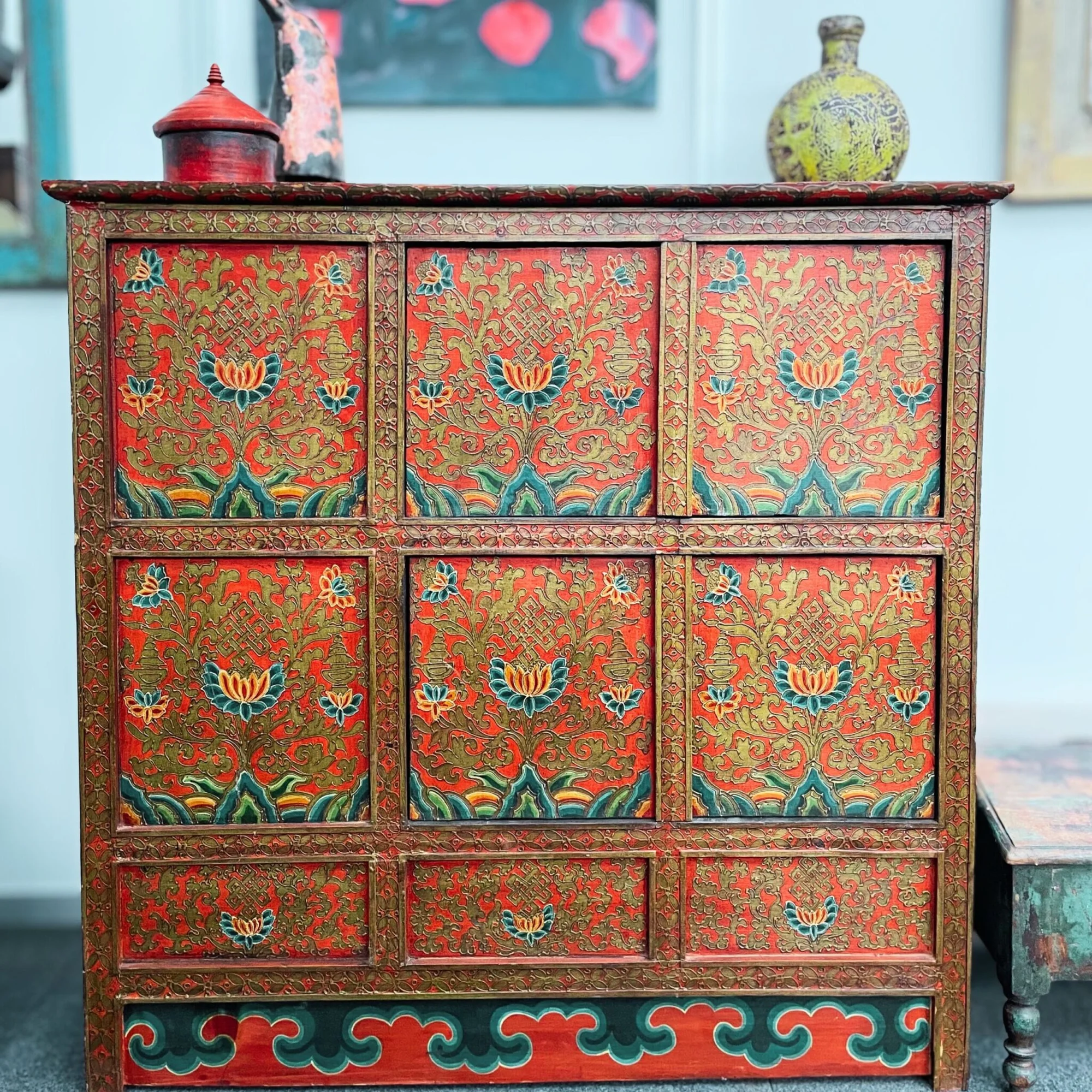 Handbemalte Kommode aus Massivholz