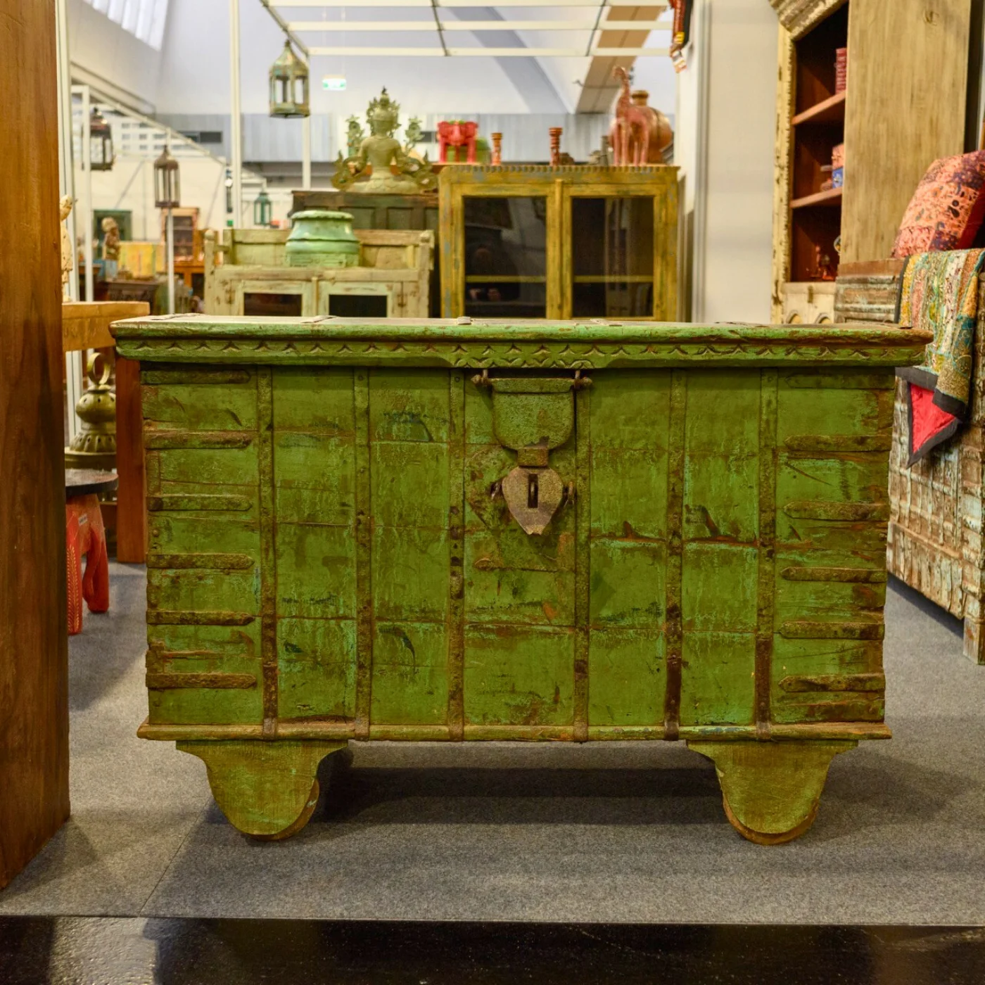 Truhe grün auf Rollen Holz