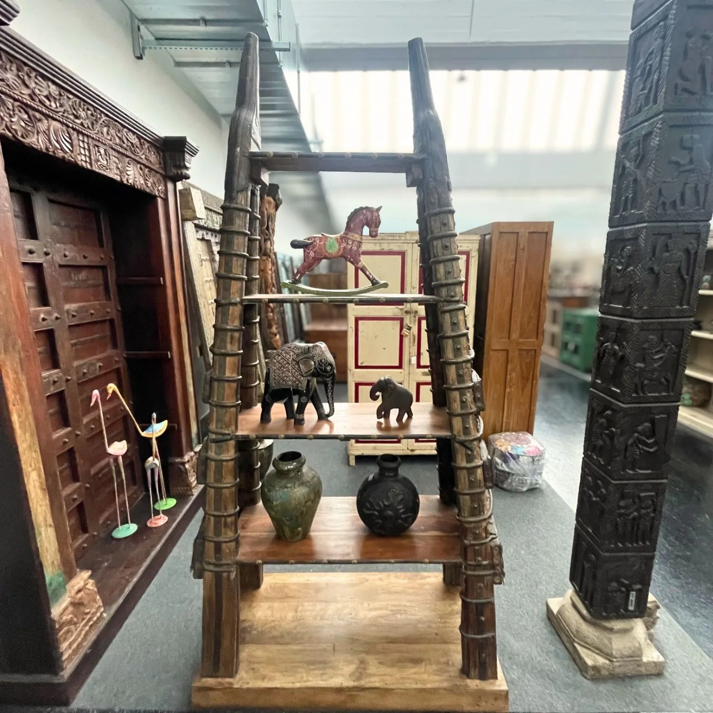 Regal mit Tempelturm-Säulen