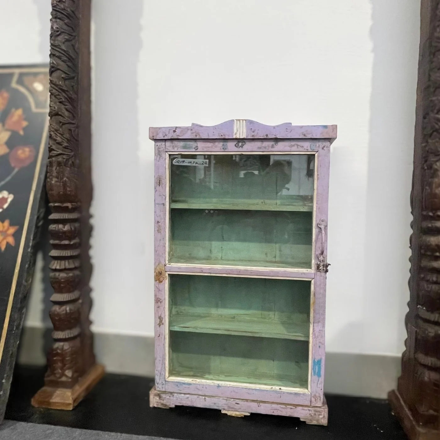 Wandvitrine in Lilaton mit Glasfront