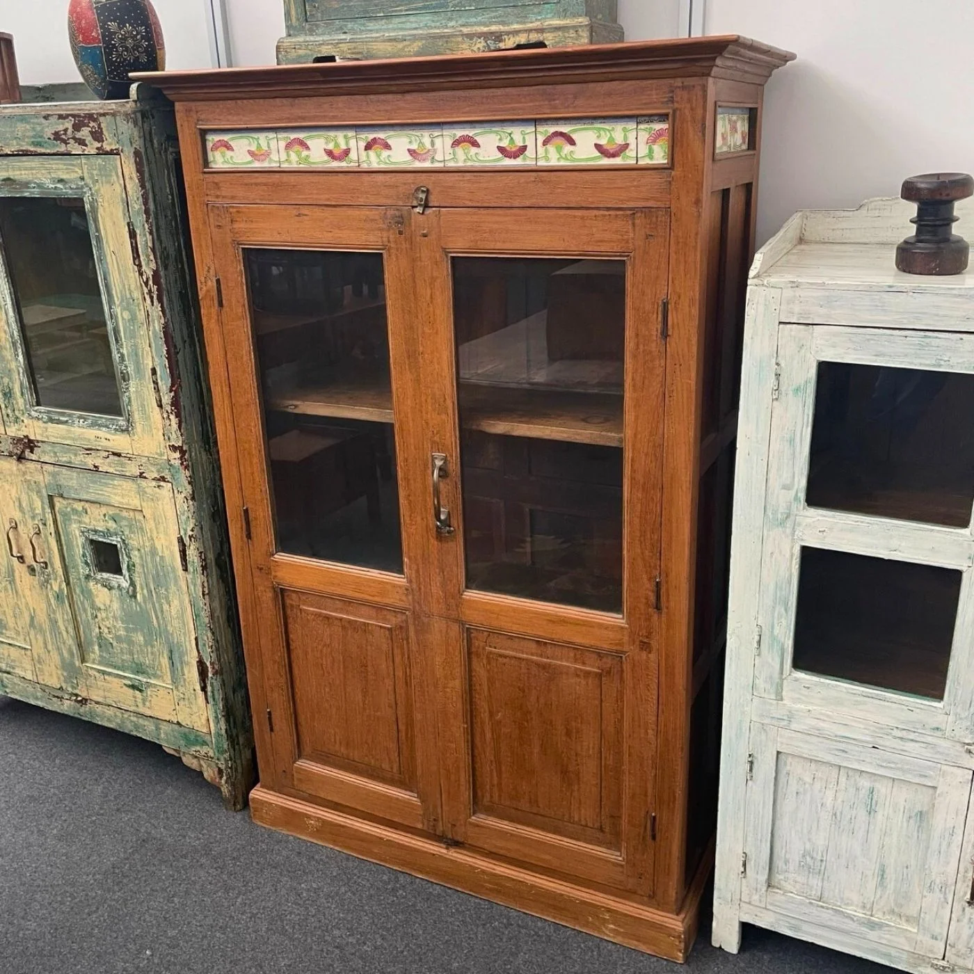 Vitrinenschrank mit Keramikfliesen