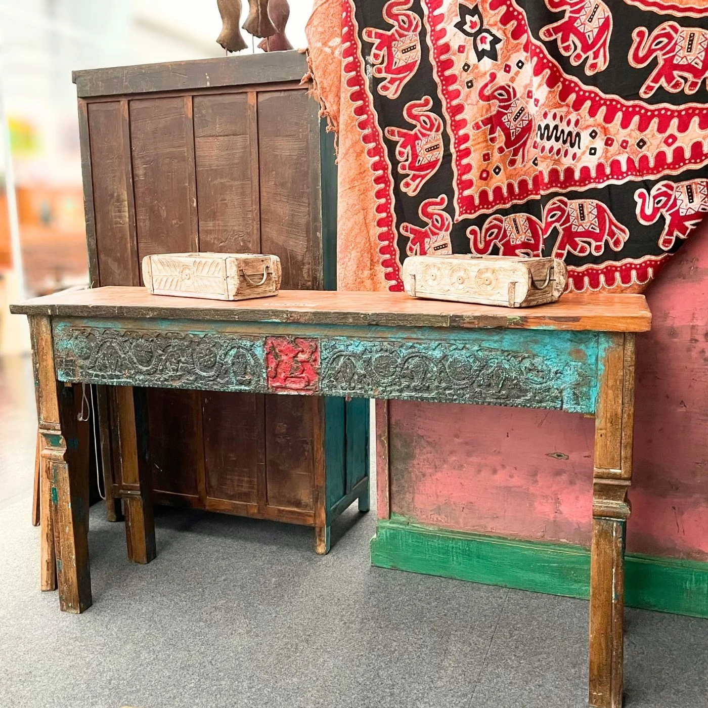 Konsolentisch mit geschnitzter Front