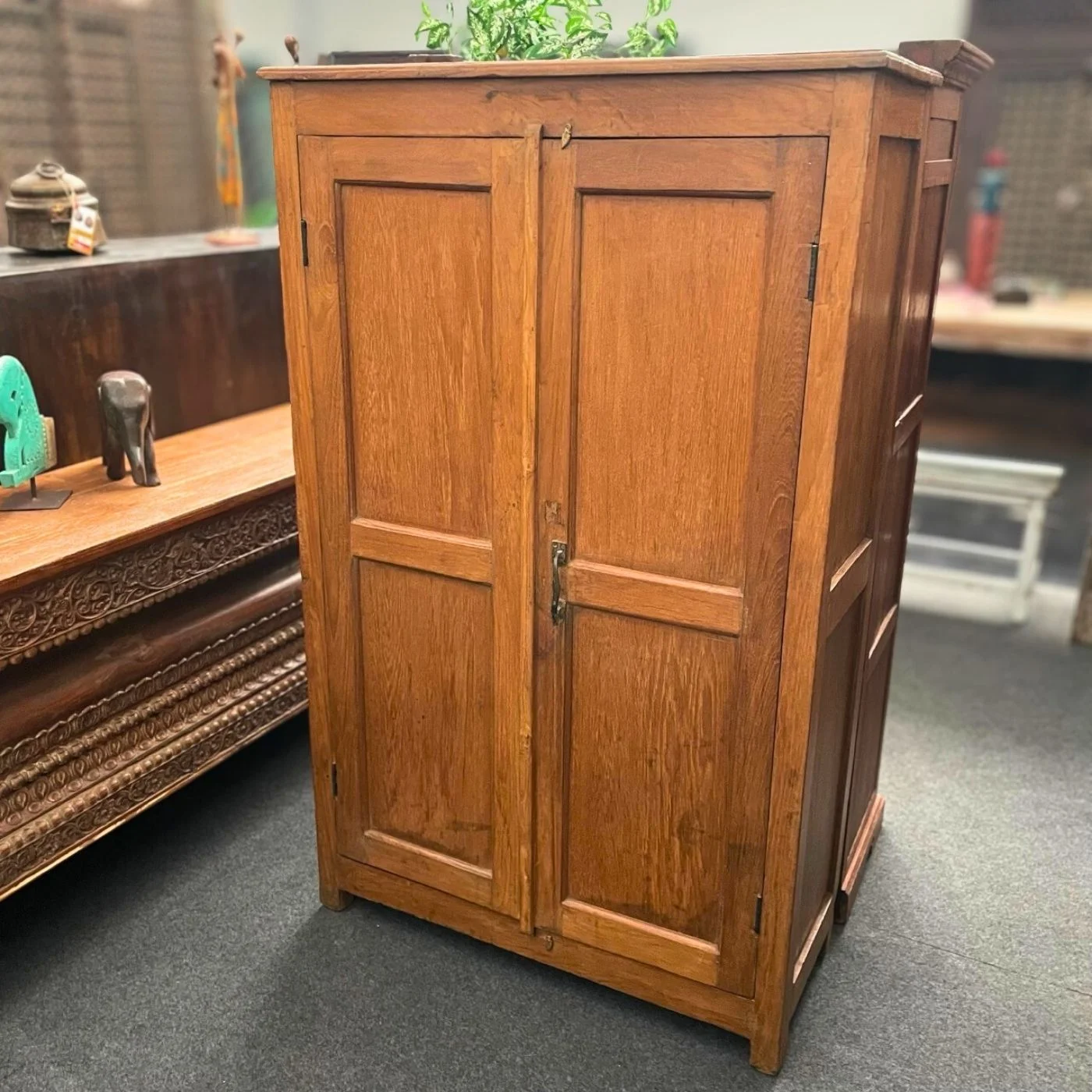 Klassischer indischer Schrank mit klarer Linienführung