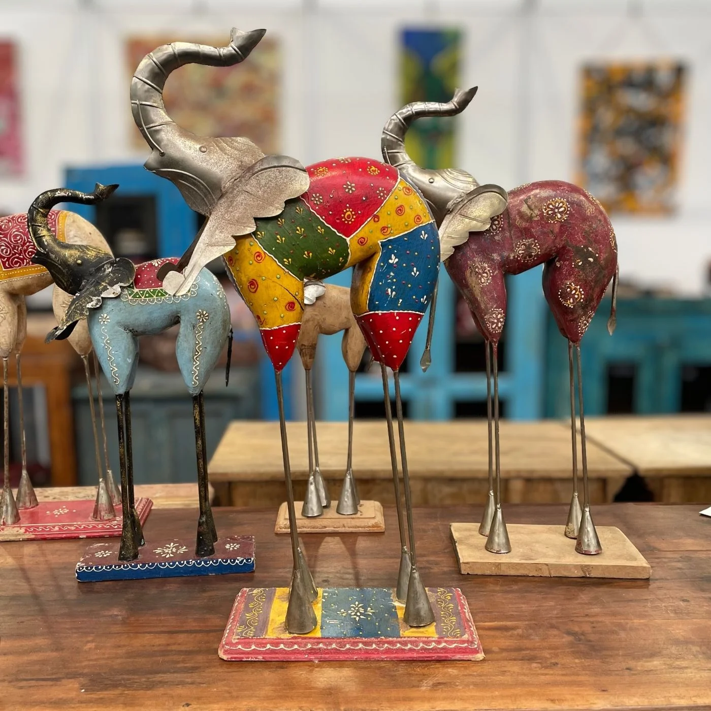 Elefant mit langen Beinen