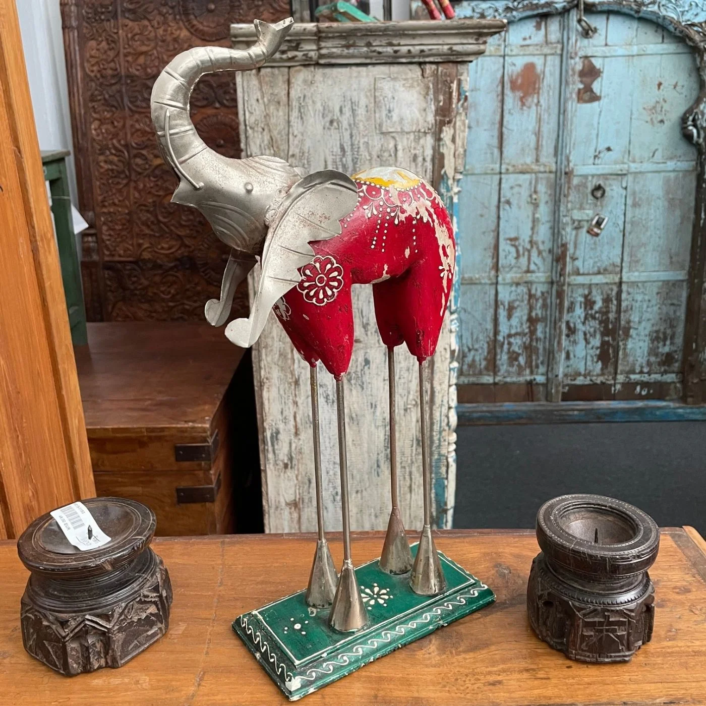 Dekorativer Elefant  mit langen Beinen