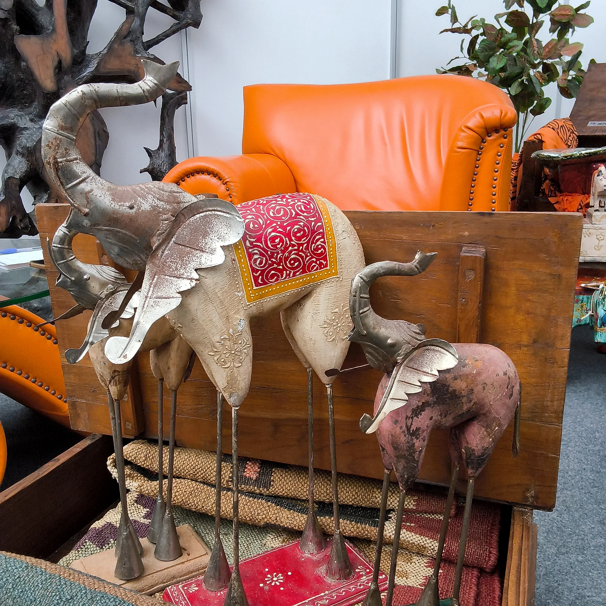 Dekorativer Elefant auf Stelzen