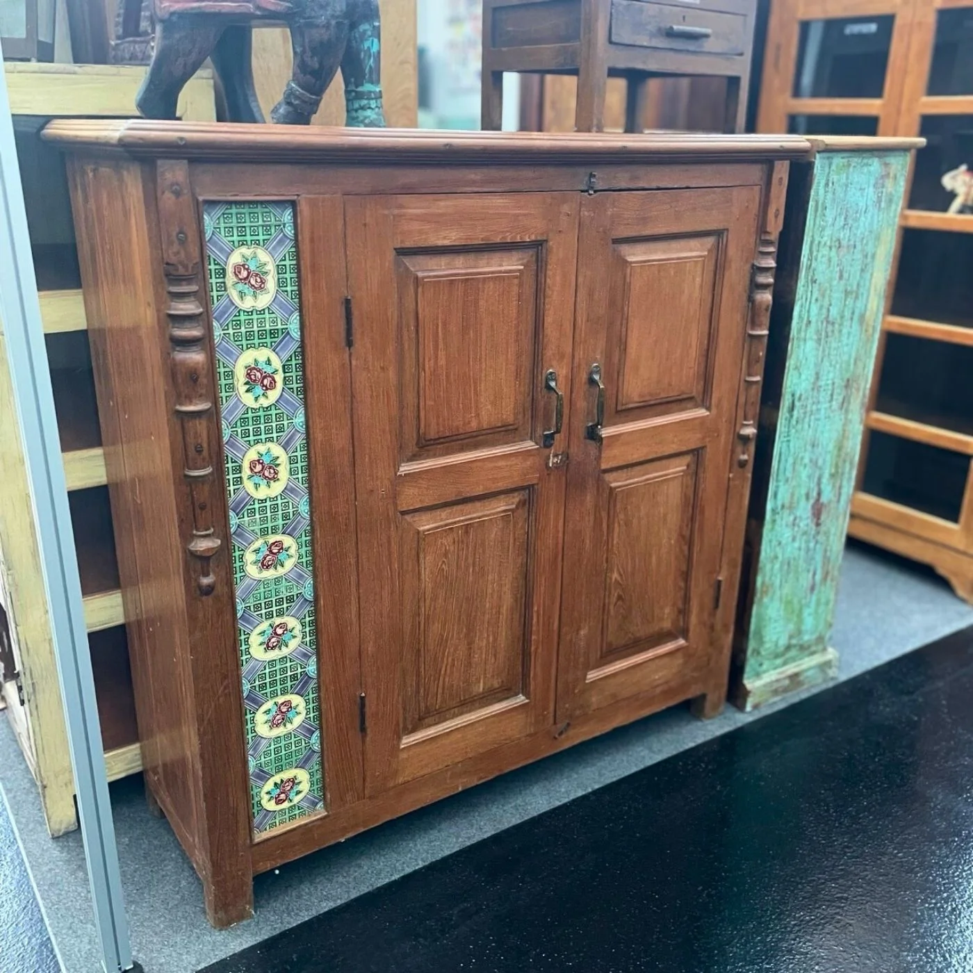 Kommode mit Keramikfliesen