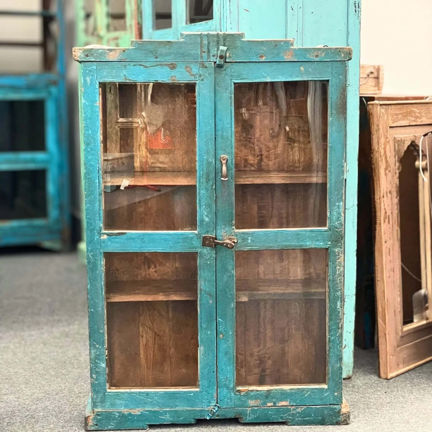 Schmaler Vitrinenschrank mit Glastüren