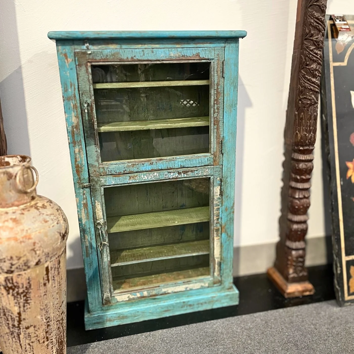 Wandvitrine mit zwei separaten Glastüren