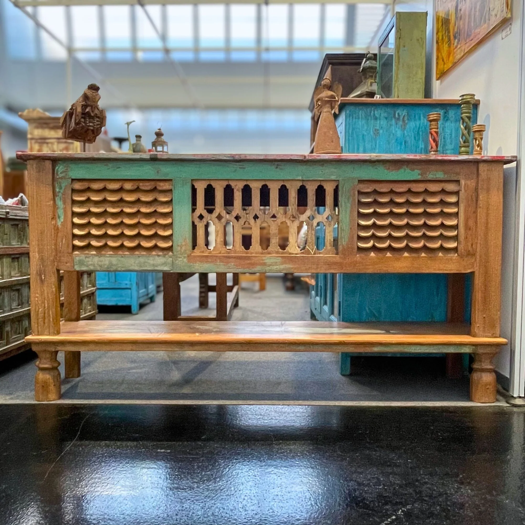 Rustikaler Konsolentisch mit mit geschnitzten Elementen