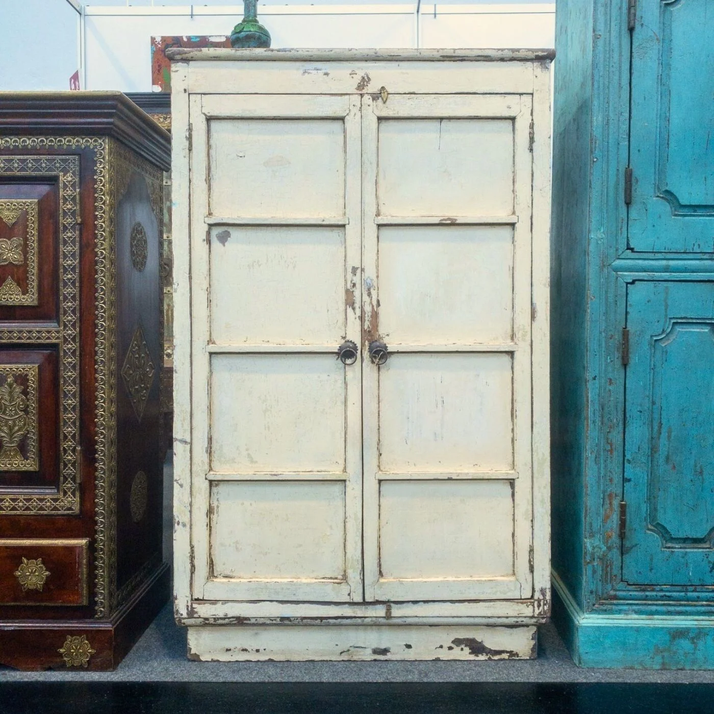 Patinierter Schrank in Cremeweiß