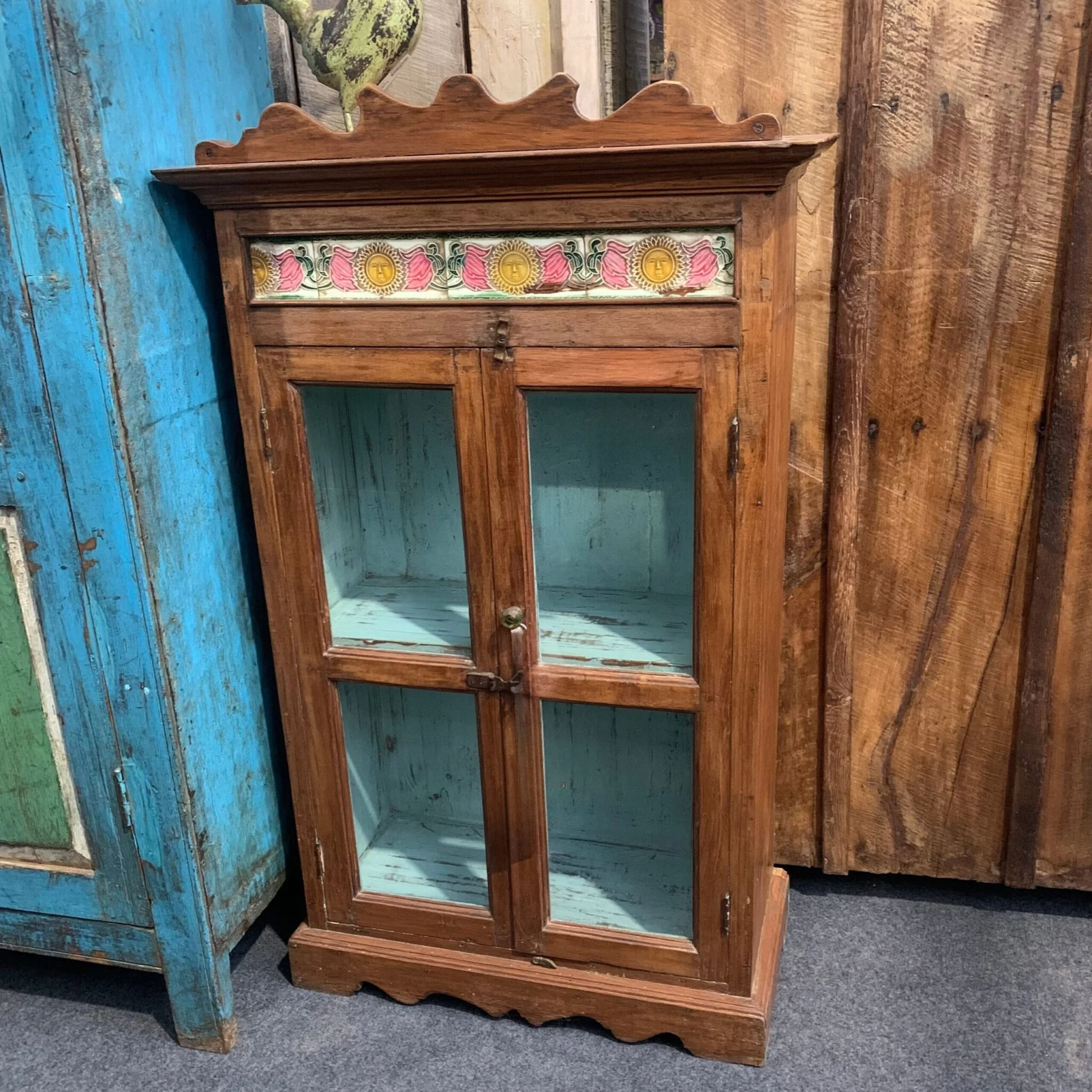 Holzschränkchen mit Glas und floraler Verzierung