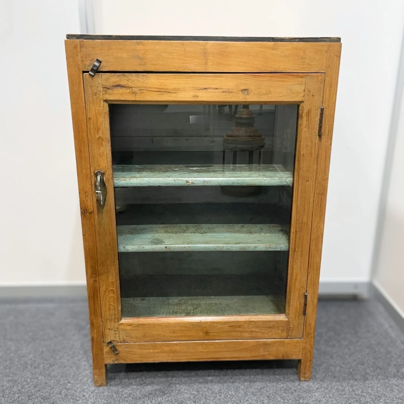 Kleines Holzvitrin im klassischen Stil