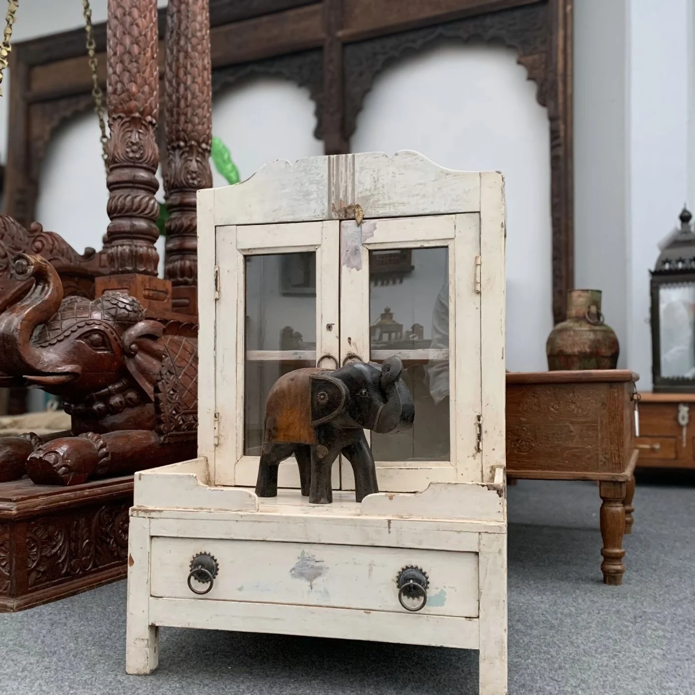 Kleiner indischer Hausaltar mit Schublade